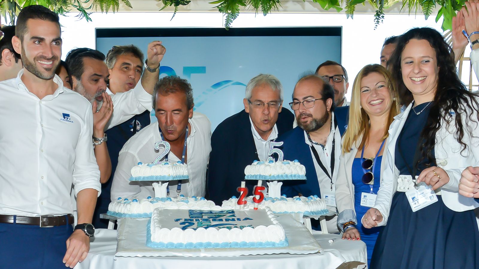 Parte del equipo de Frizonia en el momento de apagar las velas de la tarta conmemorativa del 25 Aniversario.