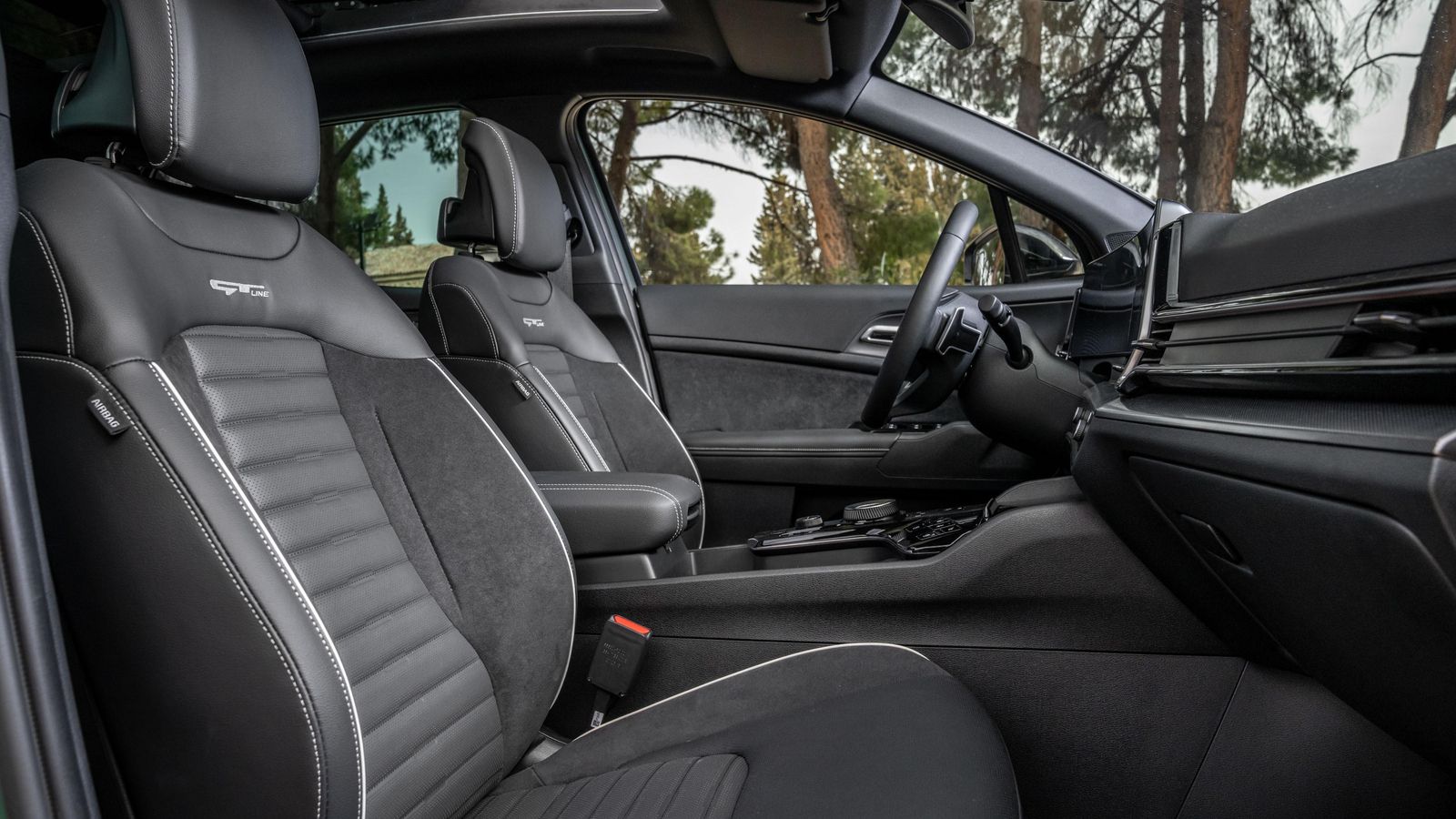 Conforme al nivel de acabado, el tapizado varía. En este caso, un GT-Line, en el que los guarnecidos también son en negro y los paneles de las puertas cubiertos con ante.