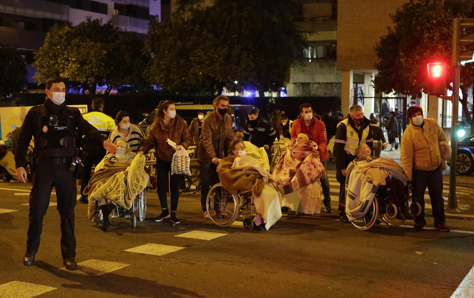 Ancianos desalojados en el incendio de la residencia Domusvi Santa Justa, el 5 de enero de 2021.
