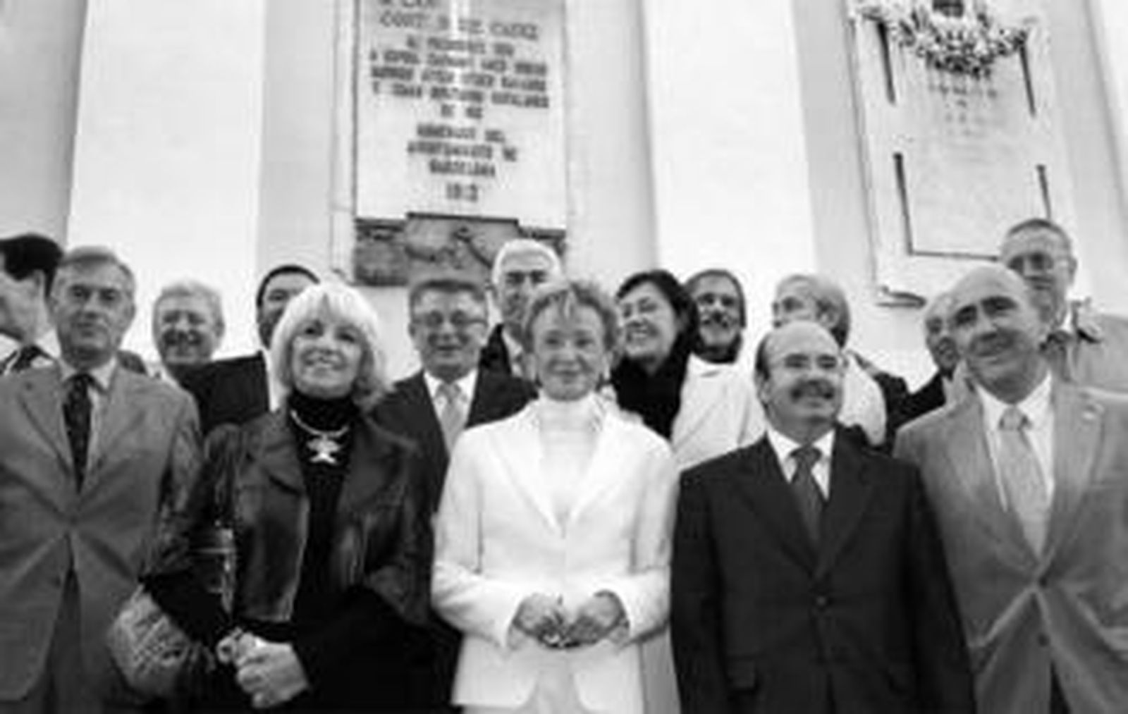 Los miembros de la Comisión Nacional del Bicentenario ante el Oratorio de San Felipe en diciembre.