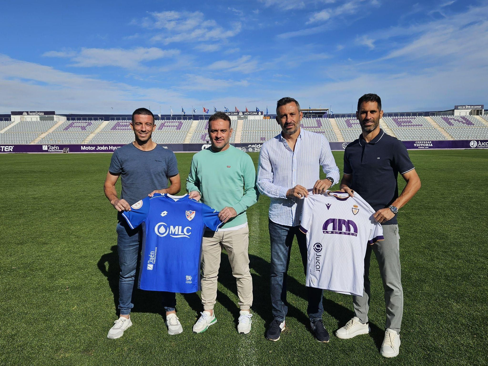 Manolo Herrero y Javi Moyano, entrenador y capitán del Real Jaén, posan junto a Pedro Díaz y Hugo Díaz, sus homólogos en el Linares Deportivo.
