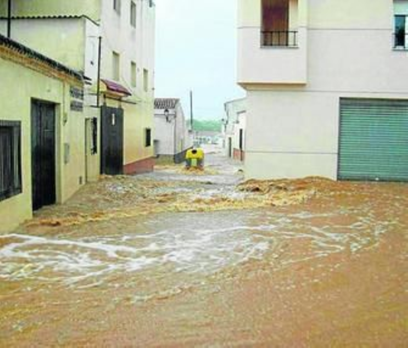 Los bomberos tuvieron que achicar agua en Isla Canela.