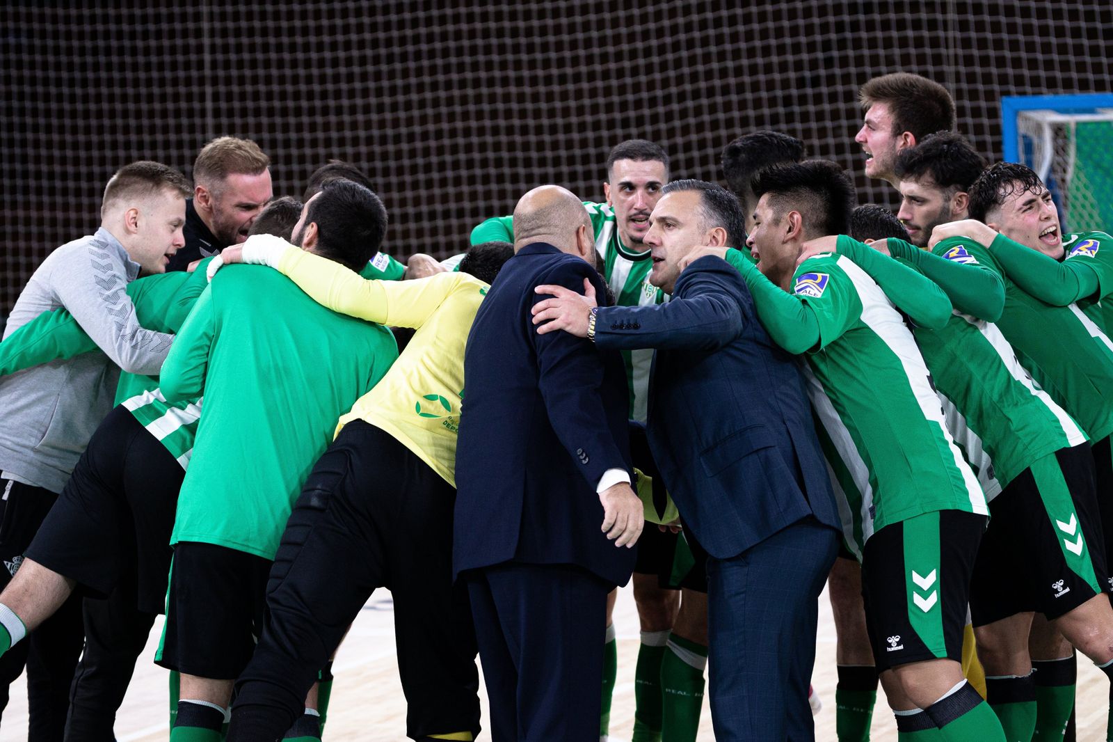 Plantilla y cuerpo técnico celebran el último triunfo frente al Xota.