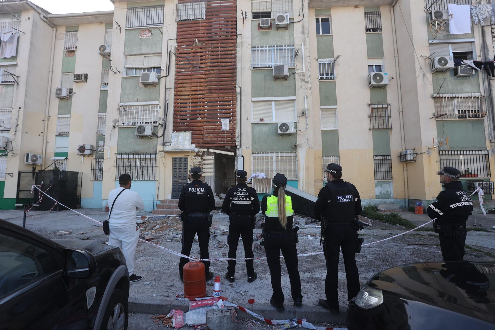 Policías locales de Sevilla, este martes, en el bloque de la explosión.