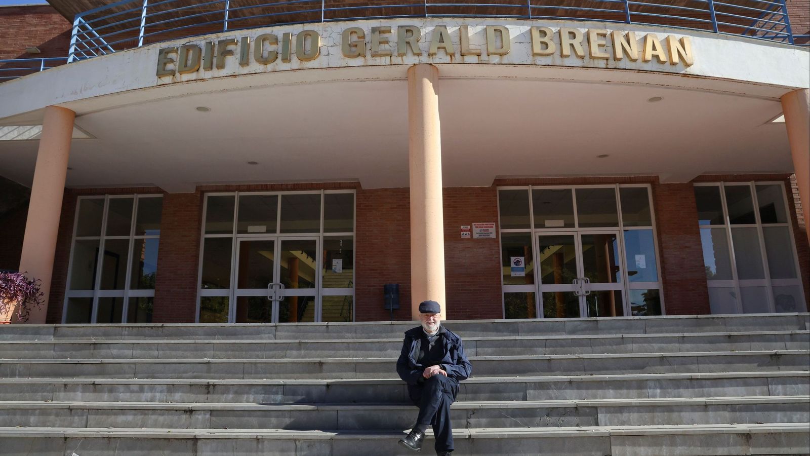 Manolo frente al edificio Gerald Brenan donde recibe clases