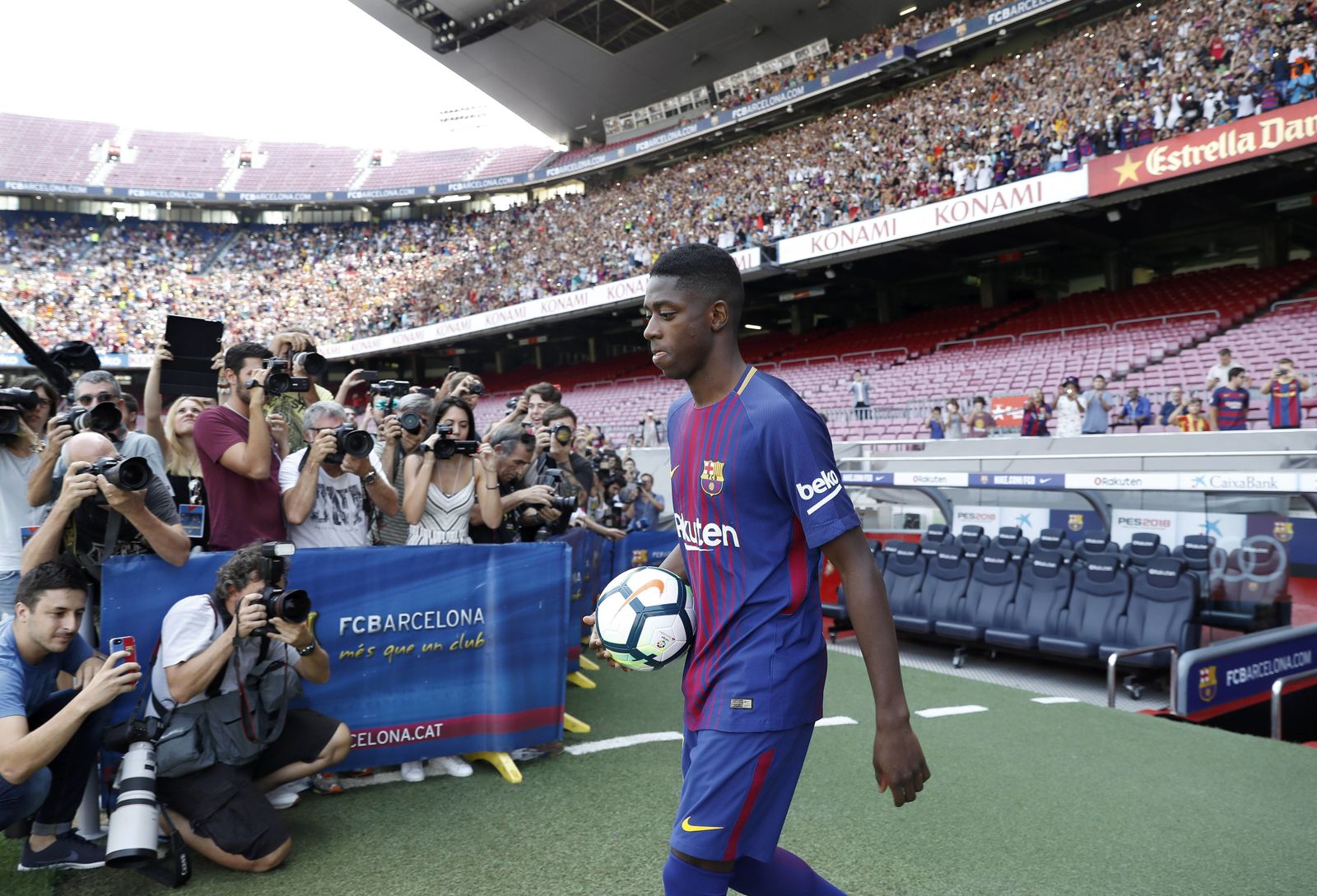 El extremo francés Dembele salta por primera vez al Camp Nou con la equipación del Barcelona.