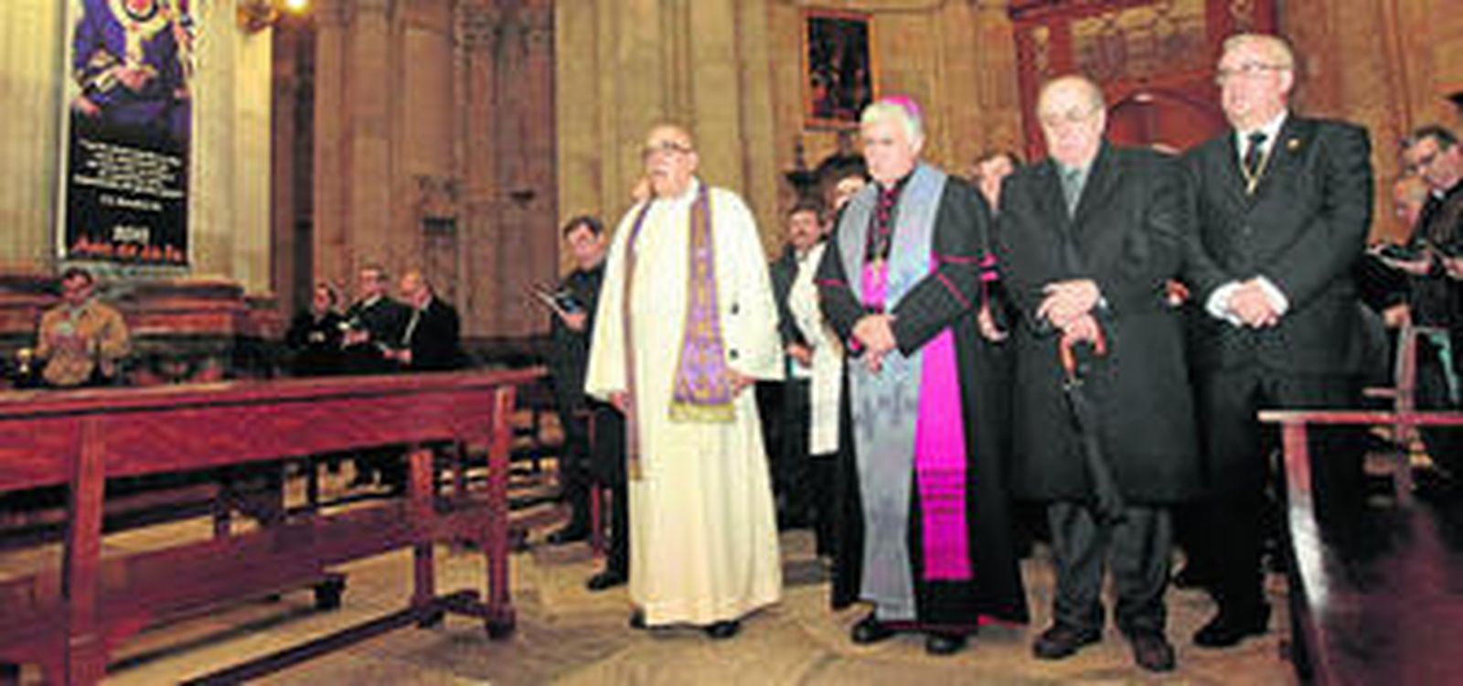 El obispo de la diócesis, en un pasado vía crucis.