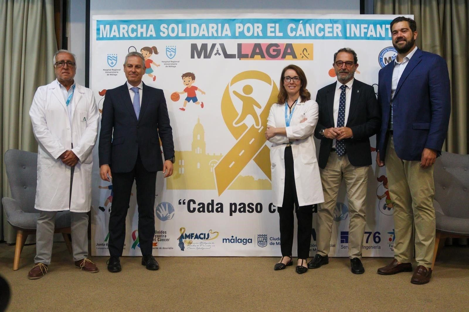 Foto de familia en la presentación de la I Marcha Solidaria contra el Cáncer Infantil.