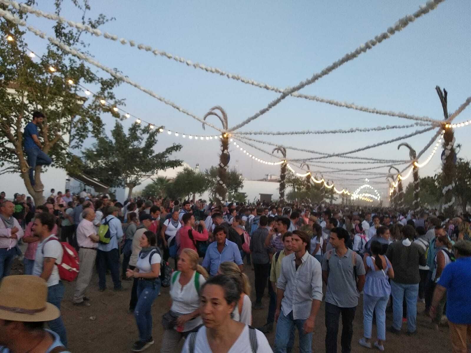 Los peregrinos comienzan su camino hacia Almonte.