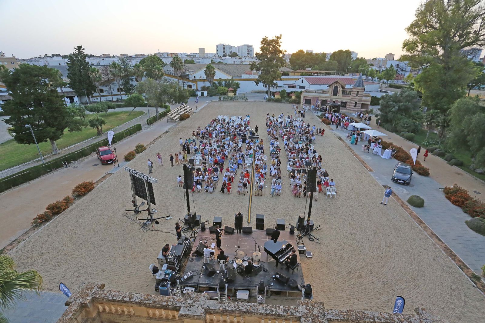 Concierto de A Dos Velas en la Real Escuela del Arte Ecuestre