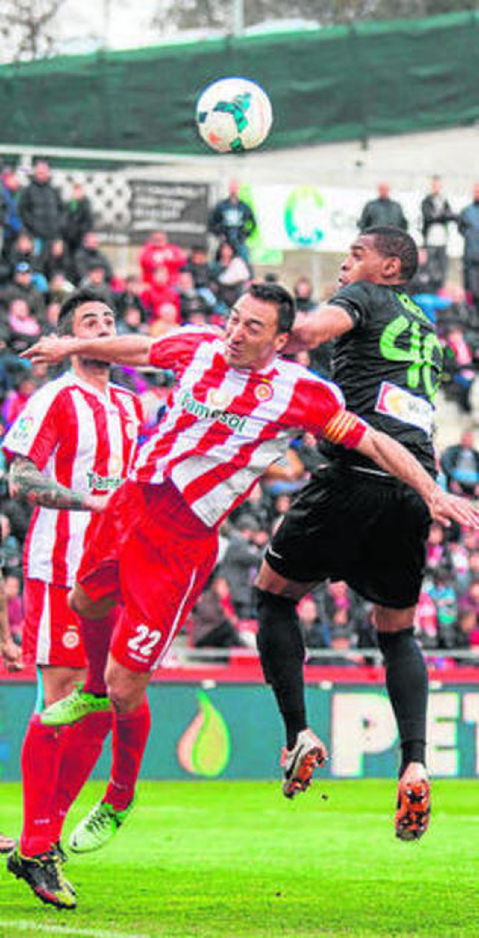 Obiora salta con el capitán Migue.
