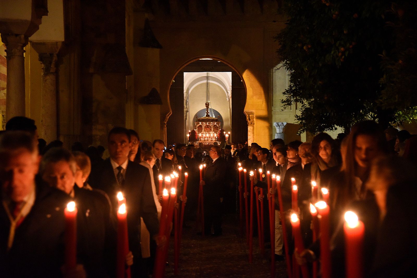 Salida de una procesión desde la Mezquita-Catedral de Córdoba.