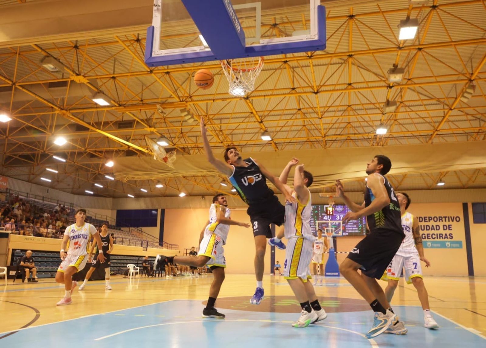 Una entrada a canasta de Udea ante la Gymnástica Portuense.
