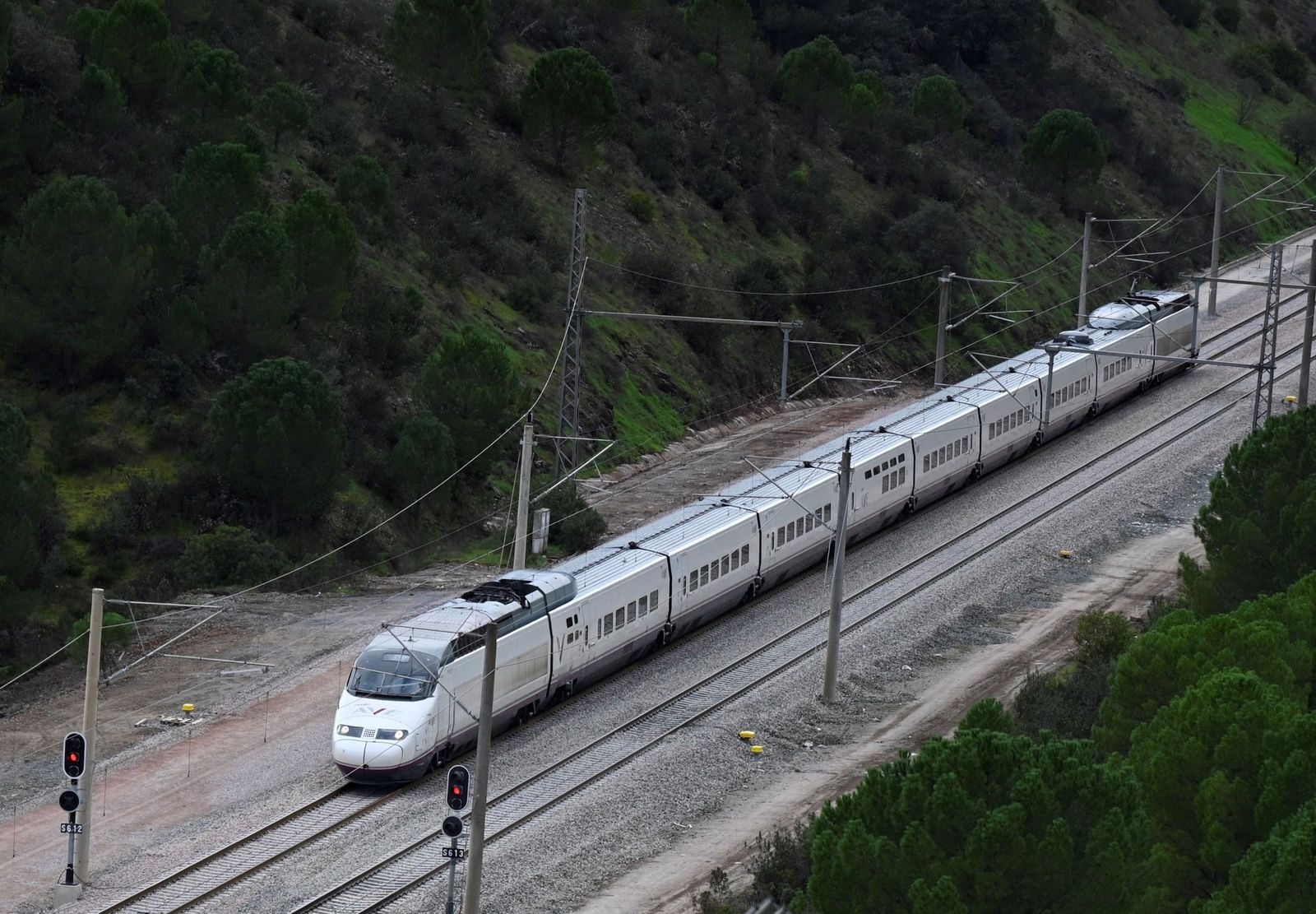 Los trenes vuelven a Adamuz un mes después de la tragedia, en imágenes