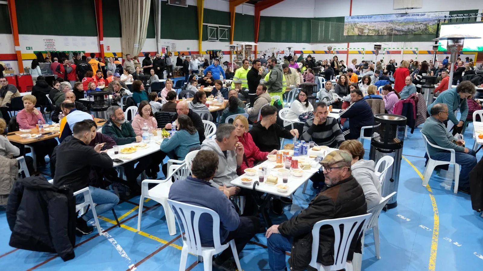 Vecinos de Grazalema desplazados a Ronda se reúnen en el pabellón de la localidad.