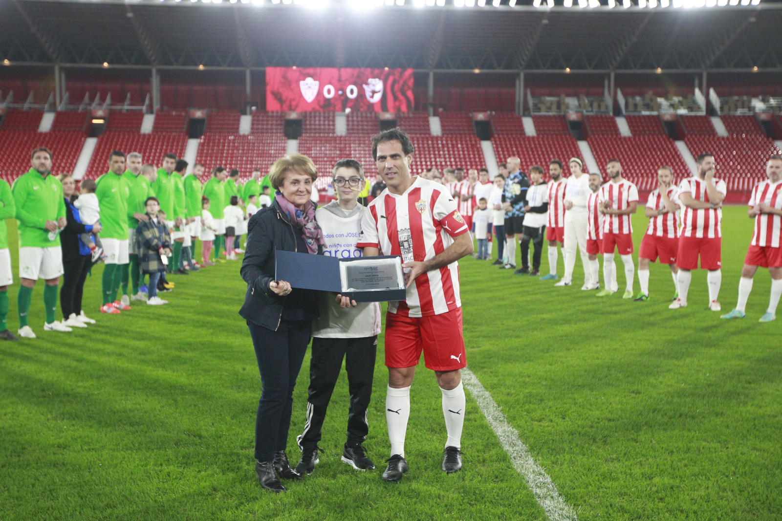 Imágenes del partido homenaje al 'eterno' capitán de la U.D. Almería, José Ortiz