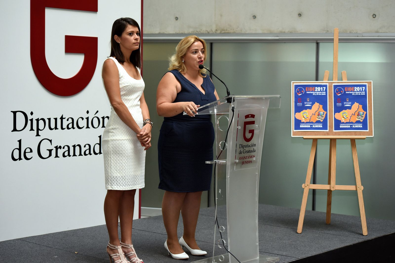 Ángeles Martínez y Purificación López, durante la presentación del evento.