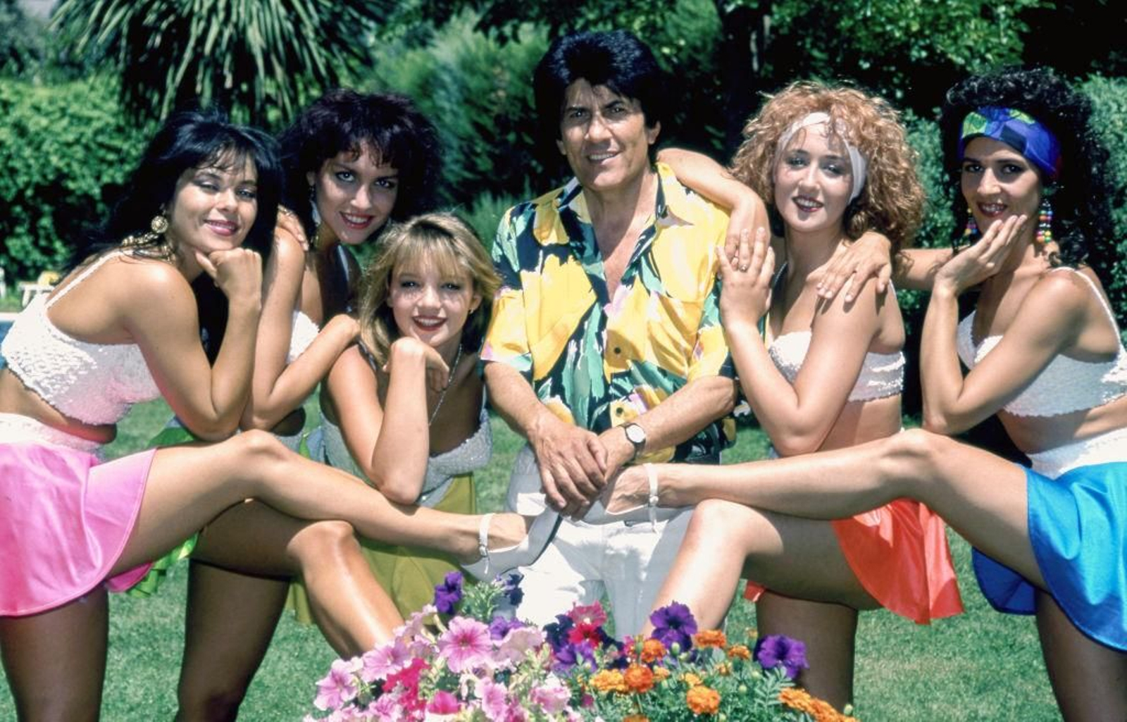 Georgie Dann y su grupo de gogós en los 90, en pleno éxito de 'La Barbacoa'