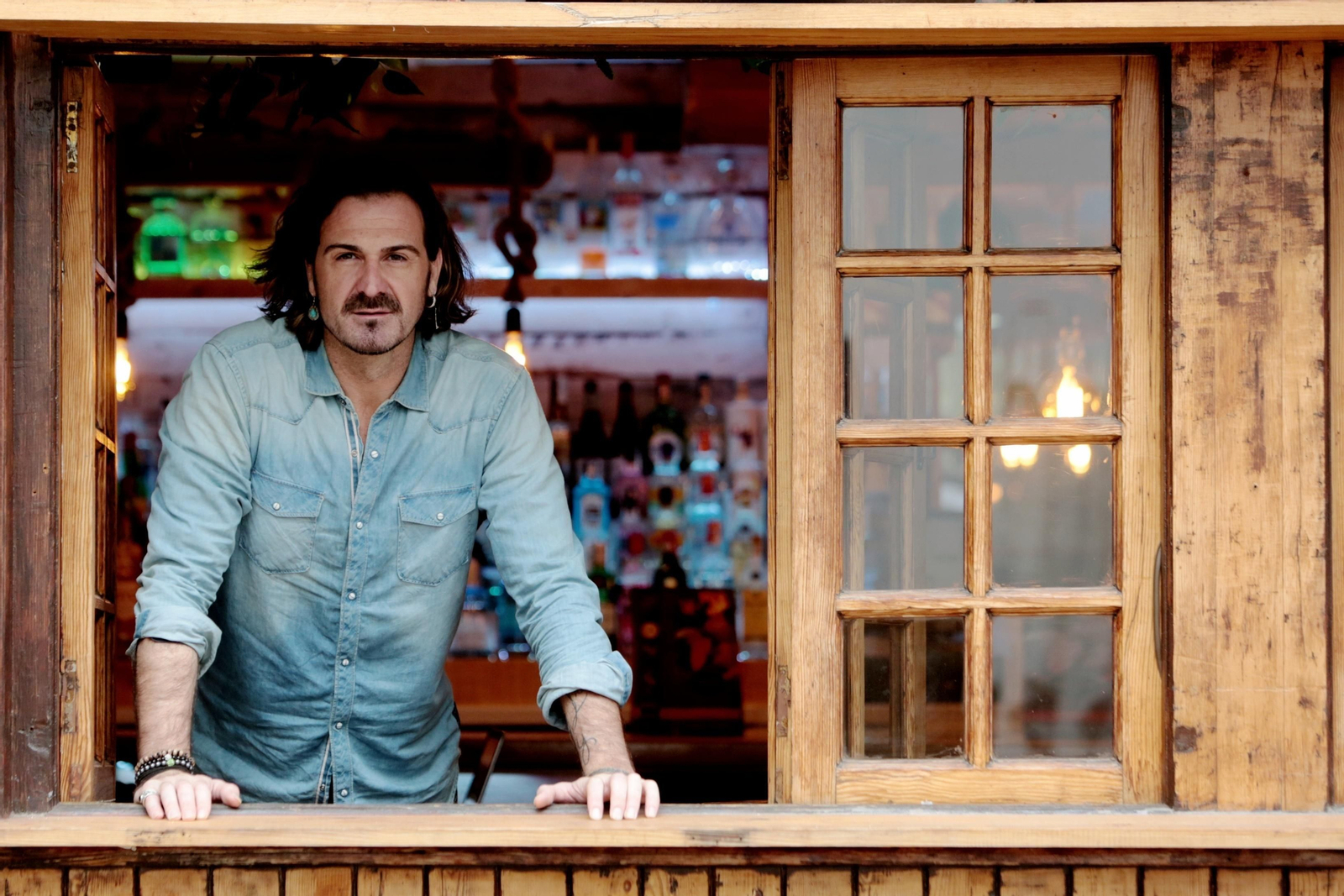 El artista sevillano Nolasco, durante la entrevista en el restaurante La Abuela Elfrides.
