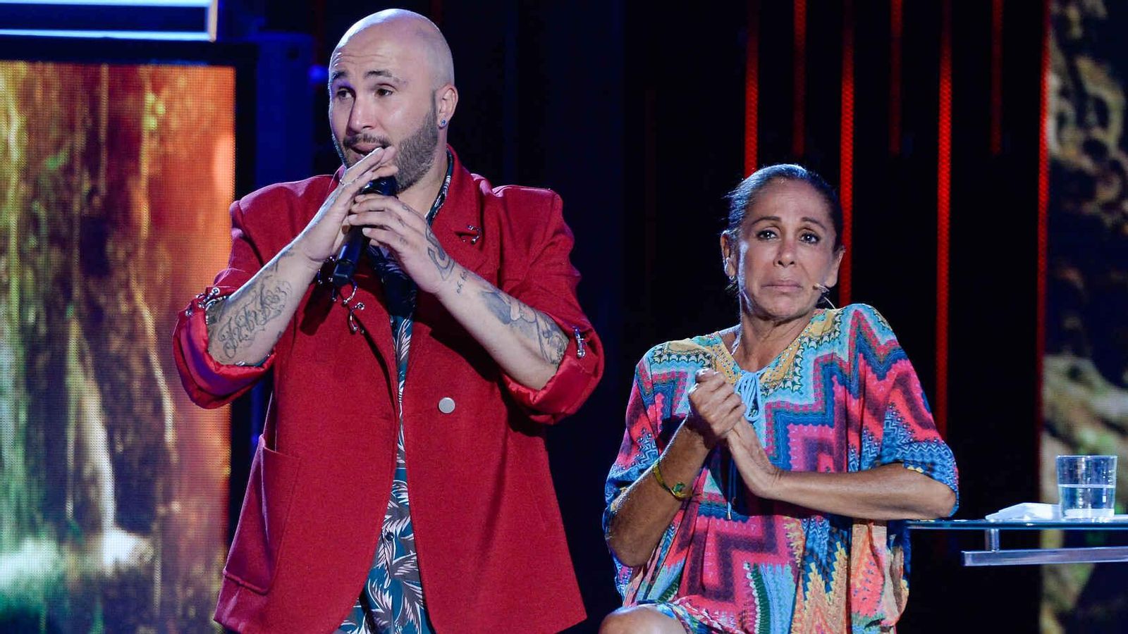 Kiko Rivera con su madre, en el plató de 'Supervivientes'.