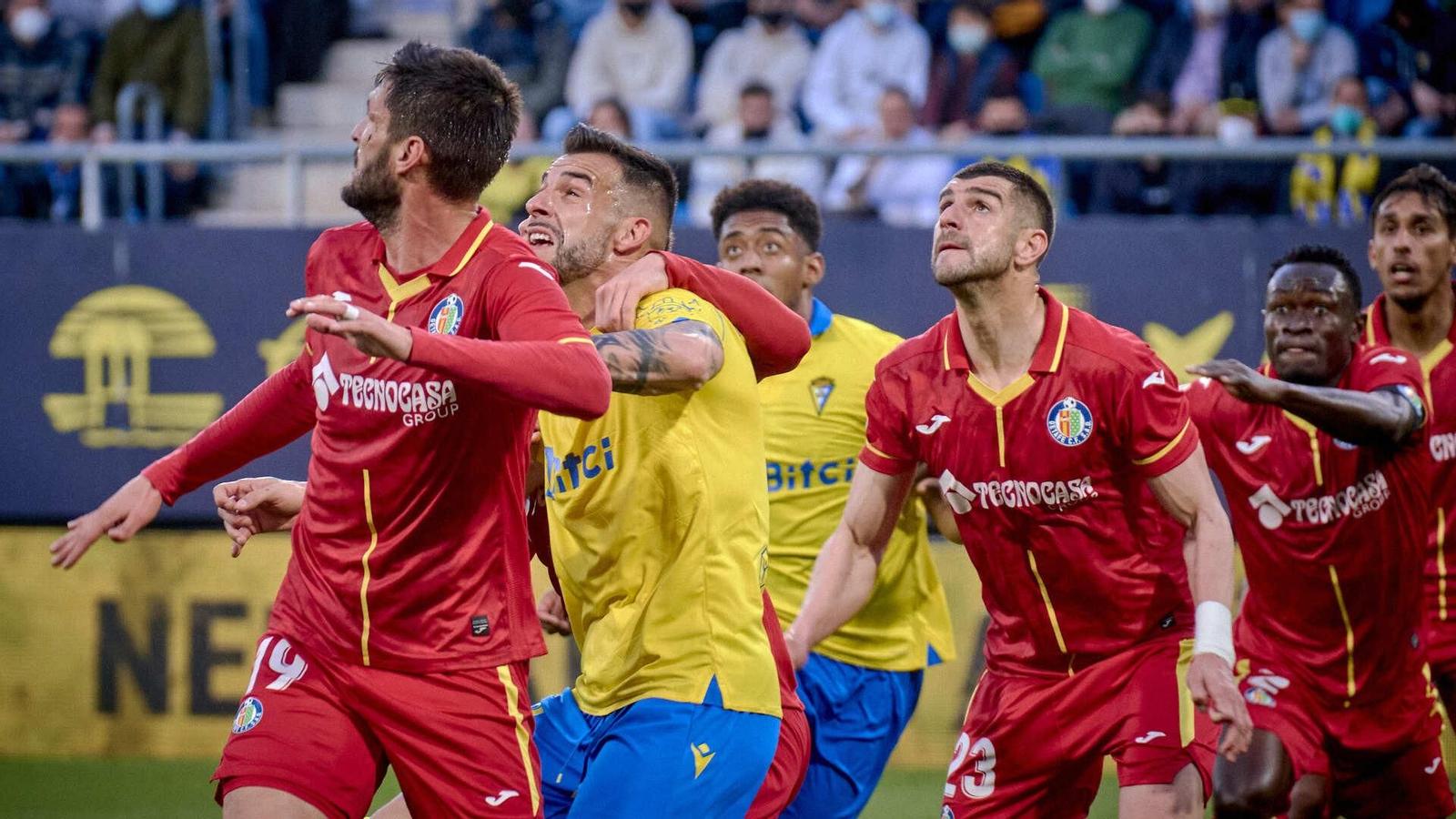 Partido de fútbol entre el Cádiz CF y el Getafe CF.