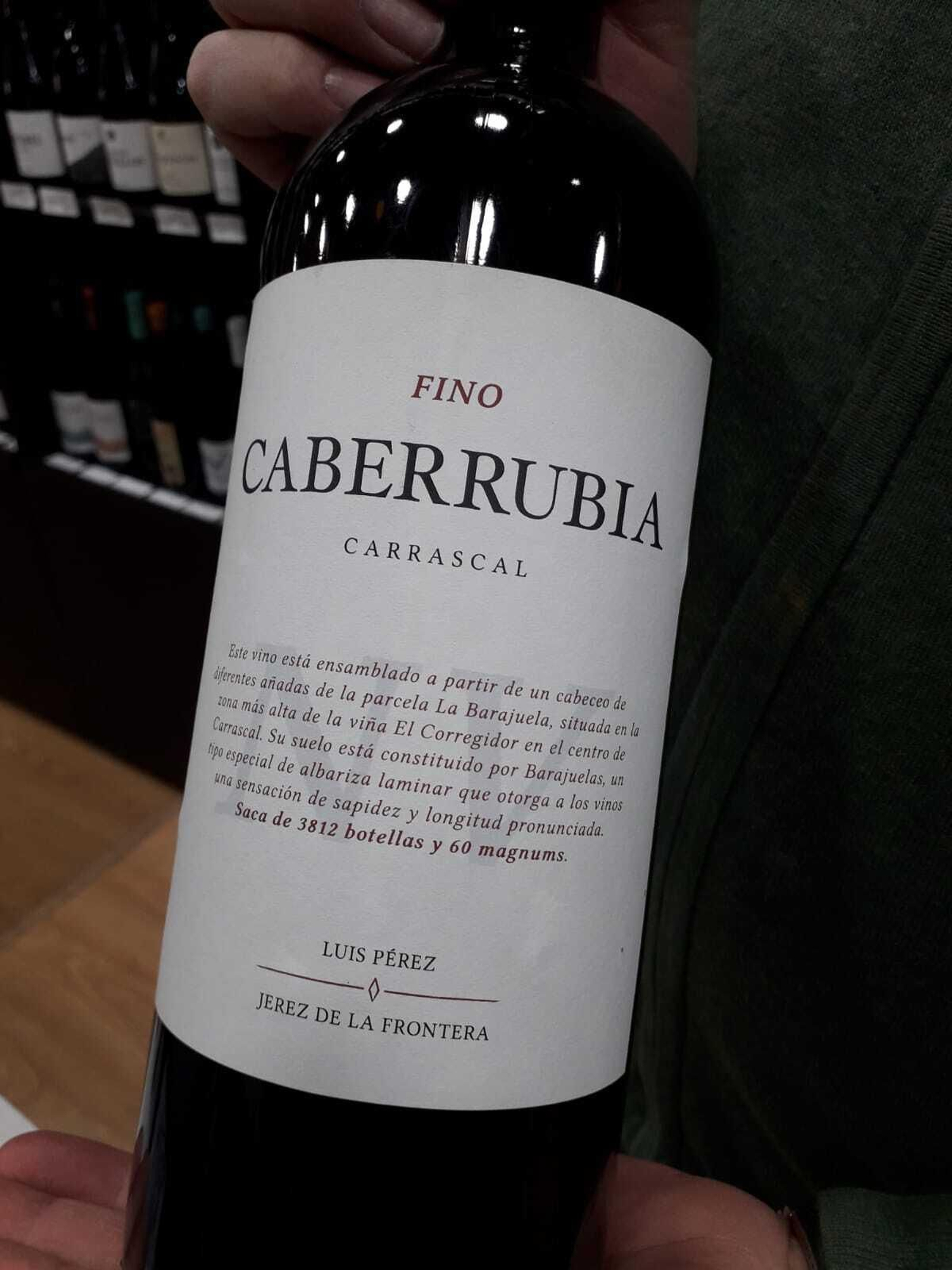 Fino Caberrubia (Bodegas Luis Pérez).Abrimos boca con este fino, el recomendado por Licores Corredera, que lleva el sello personal de Willy Pérez, fruto de un cabeceo de diferentes añadas para resaltar la identidad del viñedo de la parcela La Barajuela, en el histórico pago de Carrascal, que aporta al vino sapidez y persistencia. La bodega busca que los aromas del terruño prevalecen sobre la crianza biológica, proceso que se vigila con especial celo para reducir el impacto del velo de flor, que se limita con el llenado de las botas por encima del nivel habitual en Jerez en los últimos años. Su producción es limitada y se presenta en botella de 75 cl. y en Magnum de 150 cl.