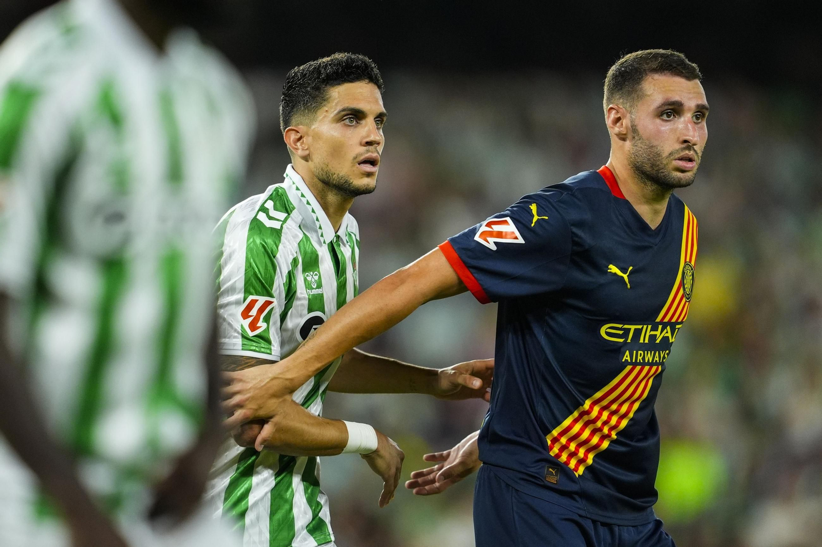 Bartra está atento a Abel Ruiz en un lance del encuentro Betis-Girona del pasado curso en el Villamarín.