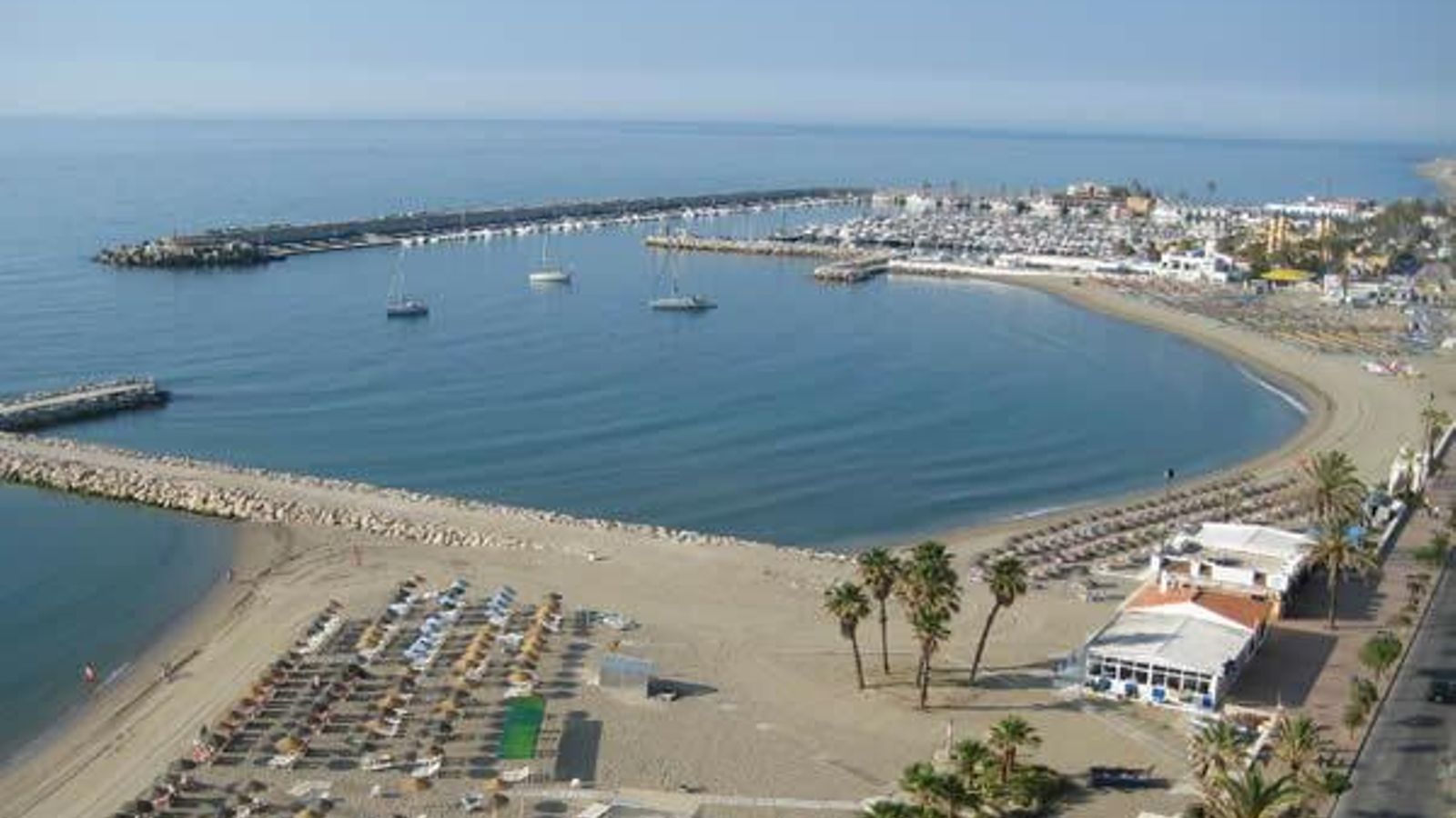 Hay que llegar temprano a la playa de San Francisco para reclamar un parcelita de arena. Hay que llegar temprano a la playa de San Francisco para reclamar un parcelita de arena.