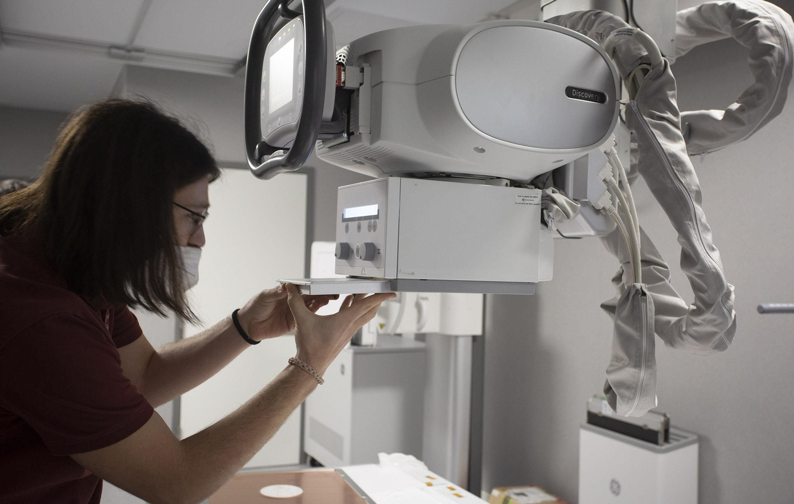 Las imágenes de la visita al interior del Hospital Militar de Sevilla