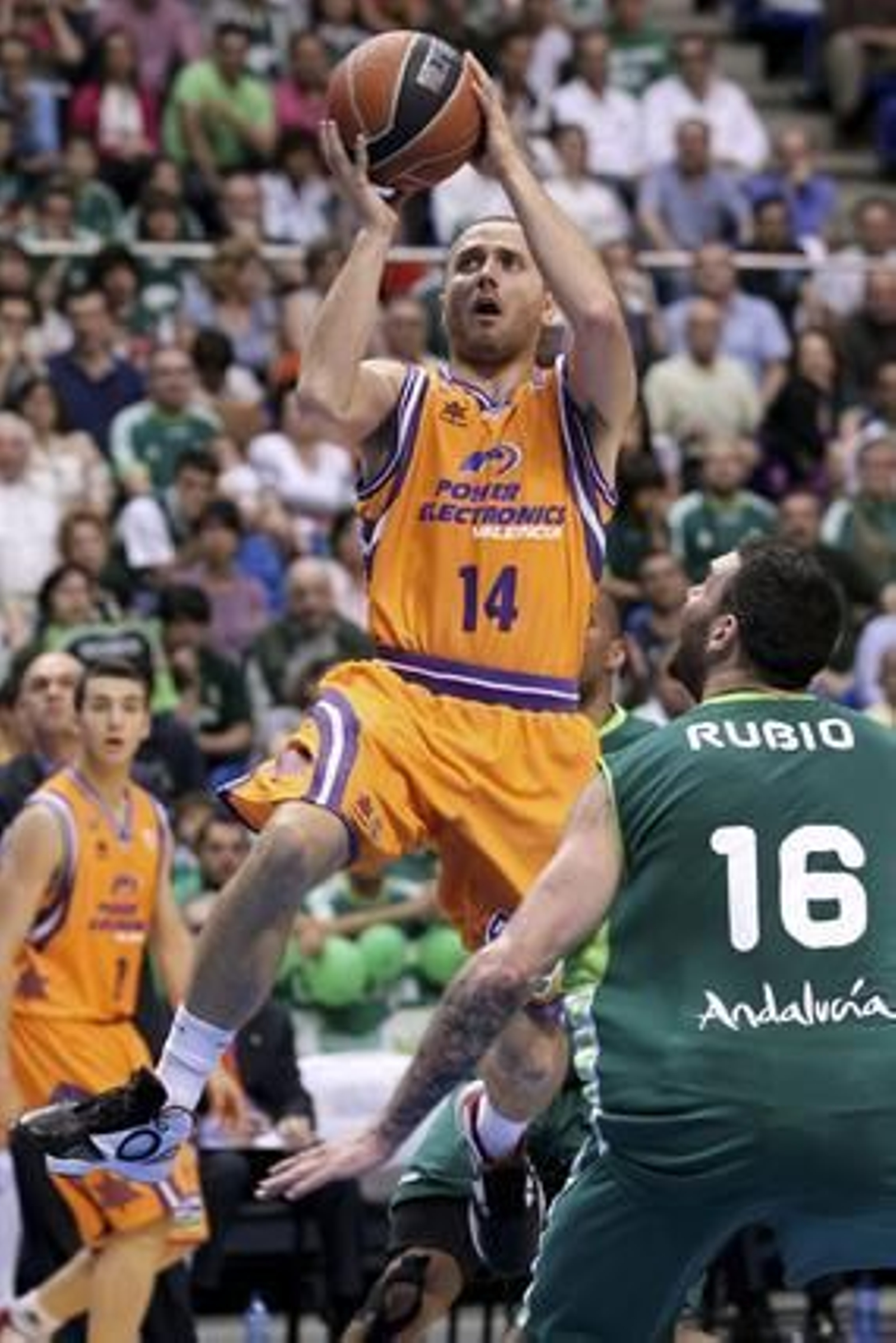 El Unicaja se mete en semifinales de los play-off de la ACB tras ganar en dos partidos al Power Electronics Valencia. / EFE