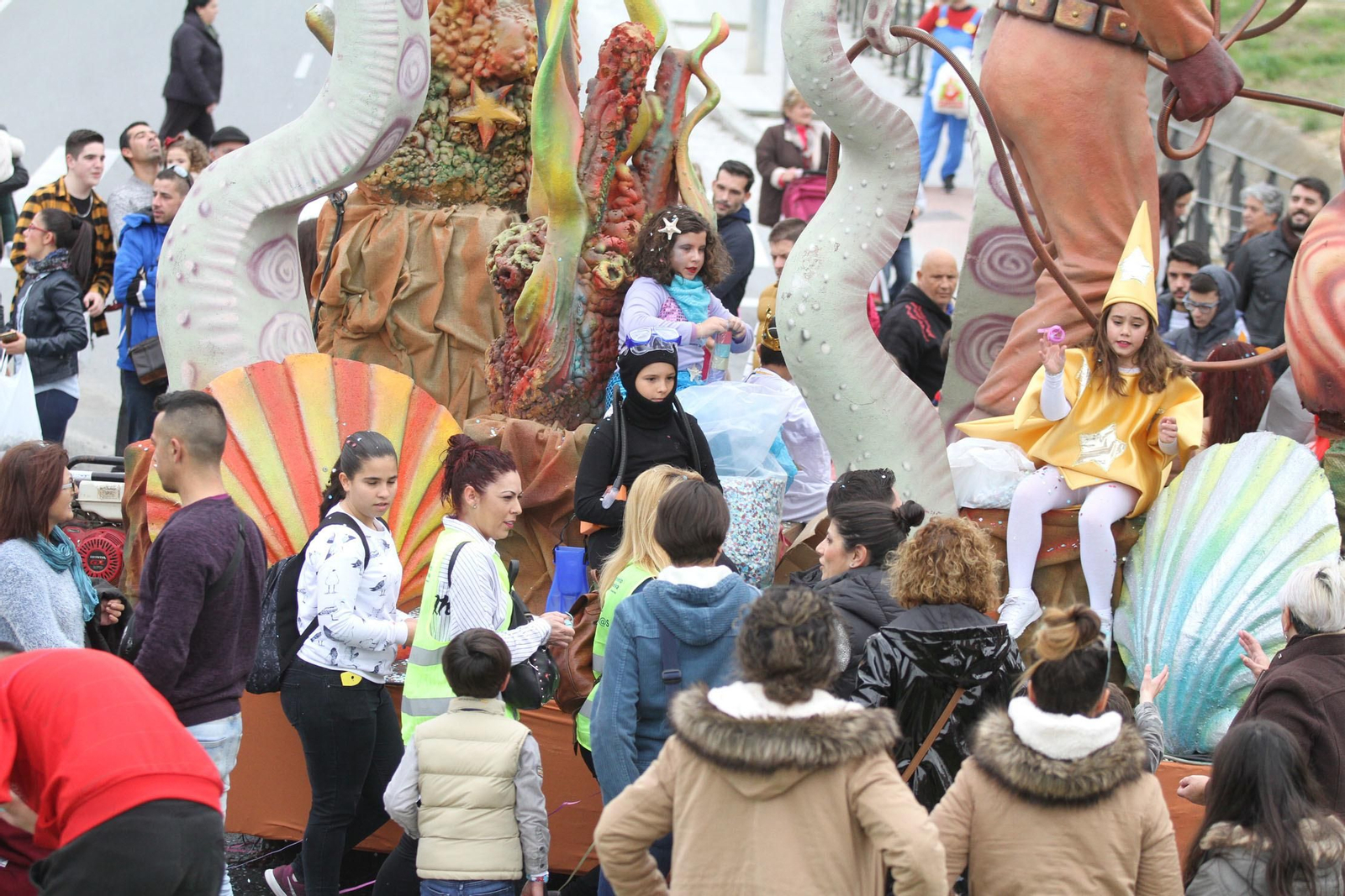 Cabalgata de los Reyes Magos 2018: Melchor, Gaspar y Baltazar adelantan su salida para llenar de ilusión las calles de Huelva