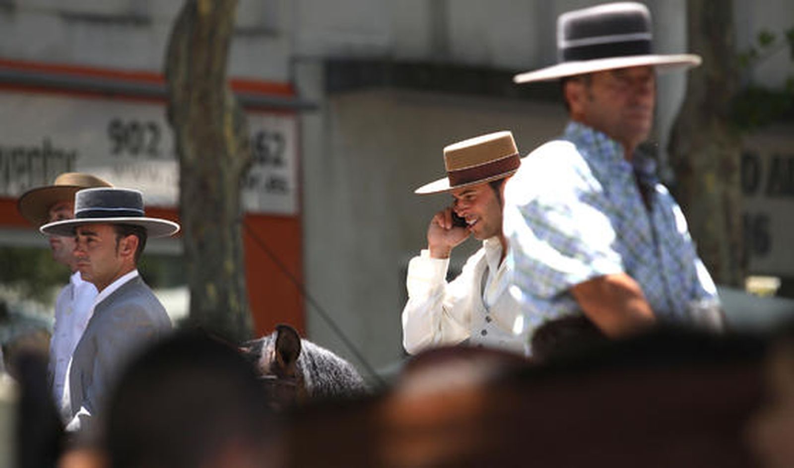 Los algecireños viven intensamente la jornada del sábado en la Feria. 

Foto: Vanessa Perez