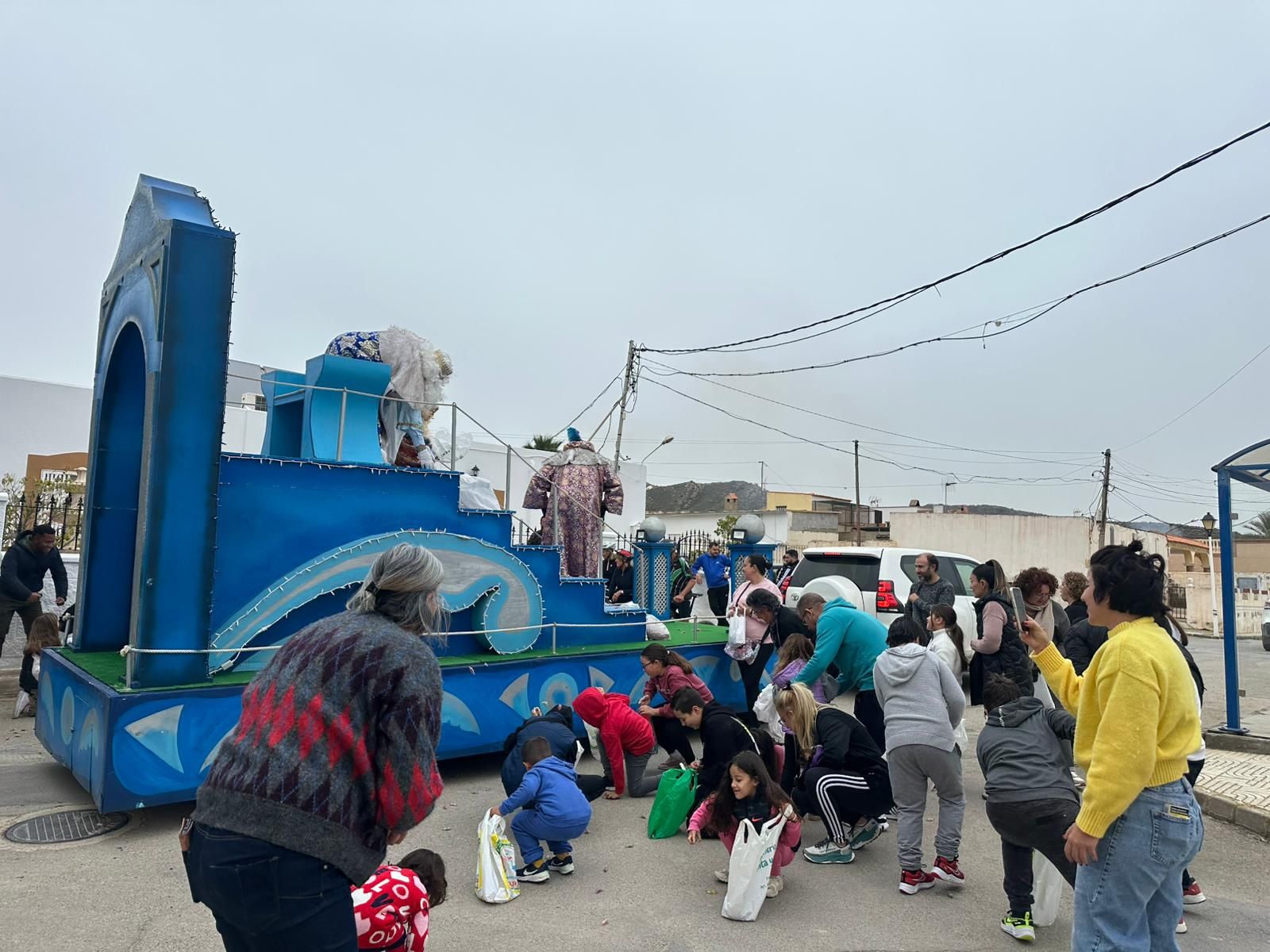 Imágenes de la cabalgata de Carboneras: más de 1.700 caramelos repartidos