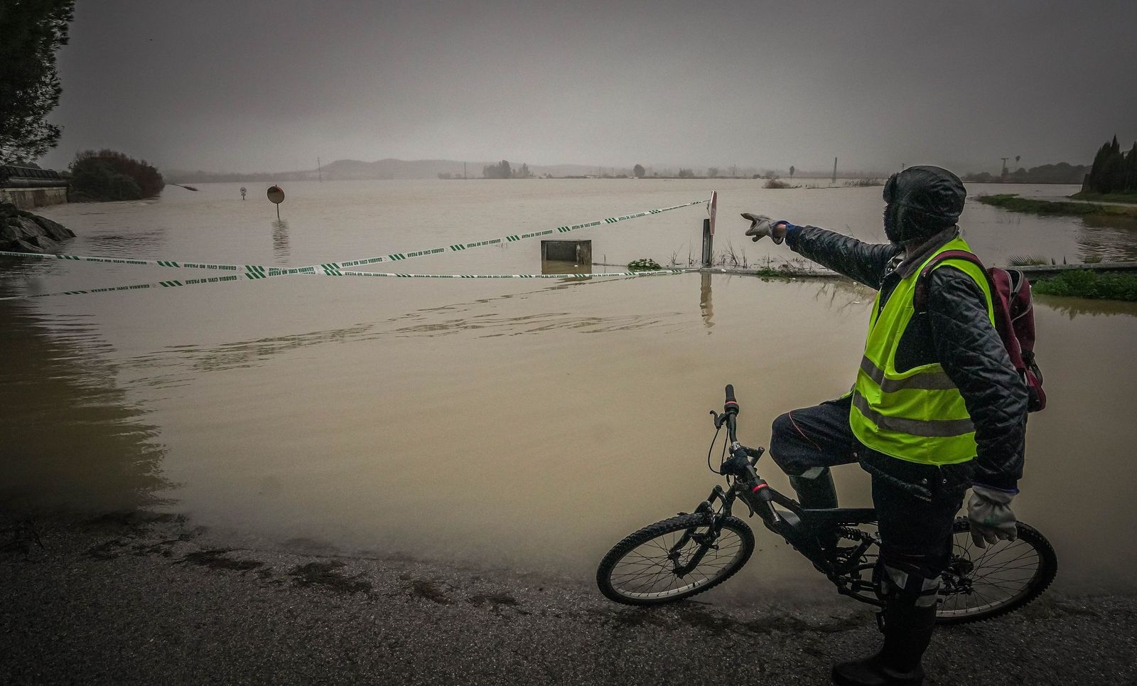 Campos anegados por la subida del río Guadalete en las inmediaciones de la autovía Jerez-Los Barrios