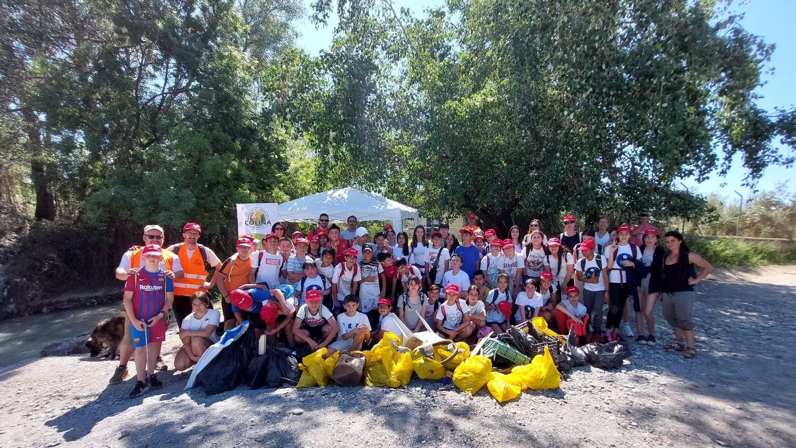 Un grupo de la Asociación Colina tras una jornada de limpieza