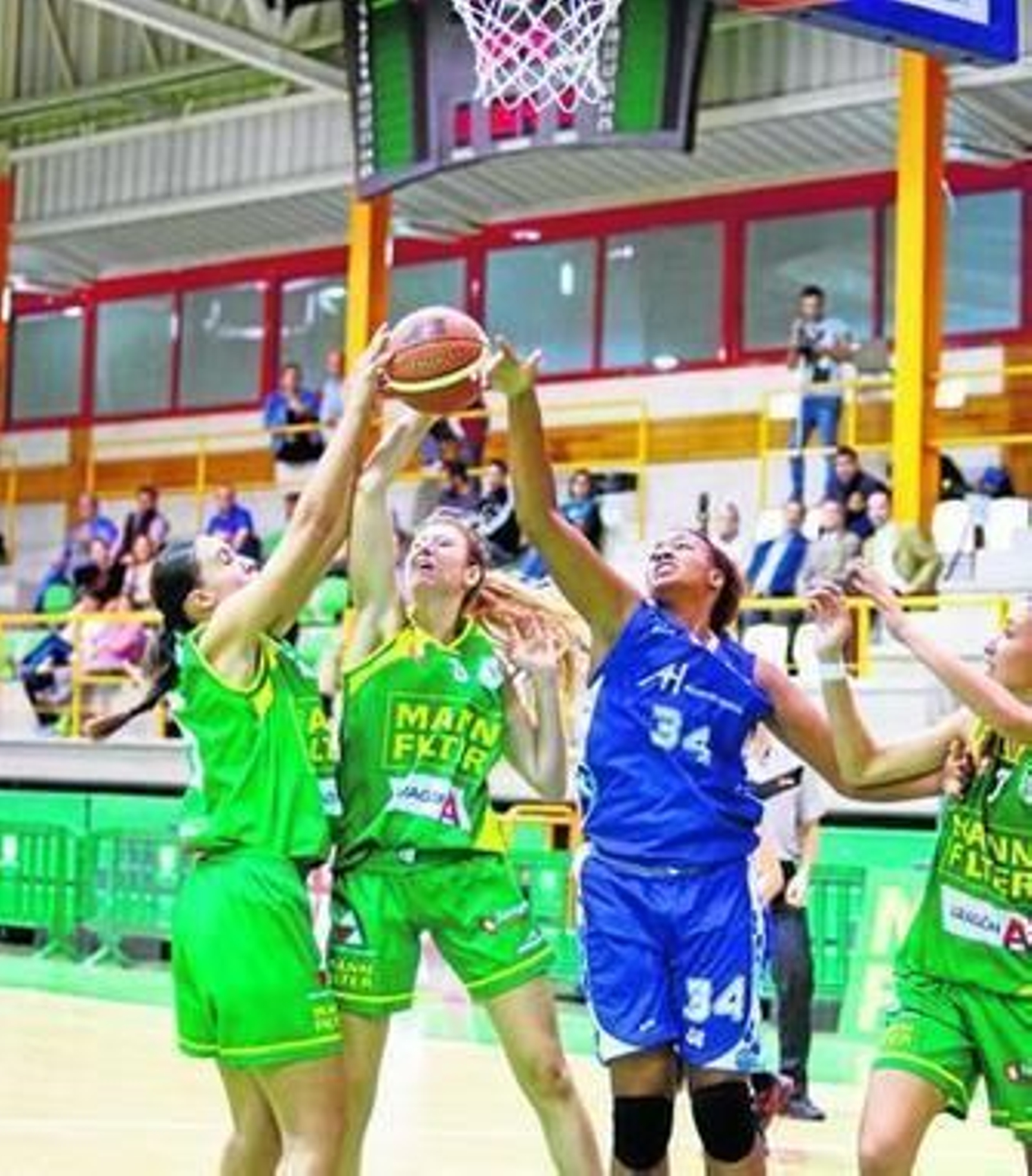 Chelsea Davis pelea por un rebote frente a tres jugadoras del Mann Filter en el partido de ayer en Zaragoza.