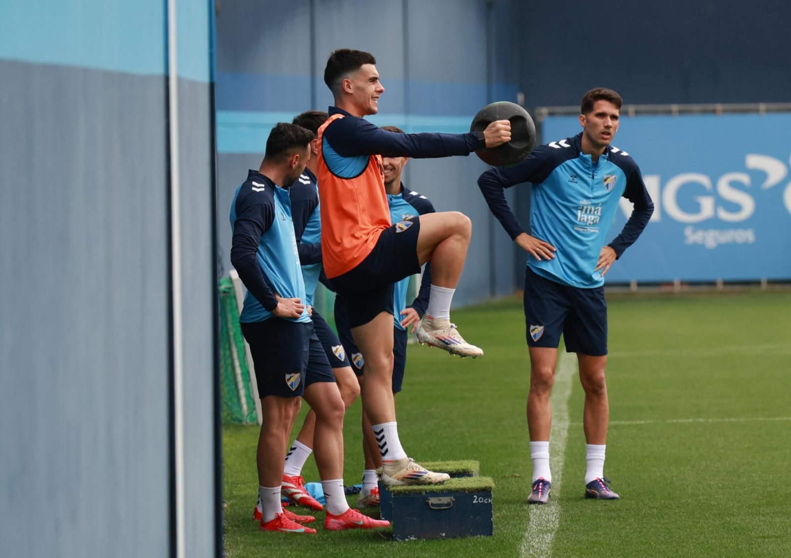 Ramón Enríquez: El capitán reaparece en muletas y sonriente
