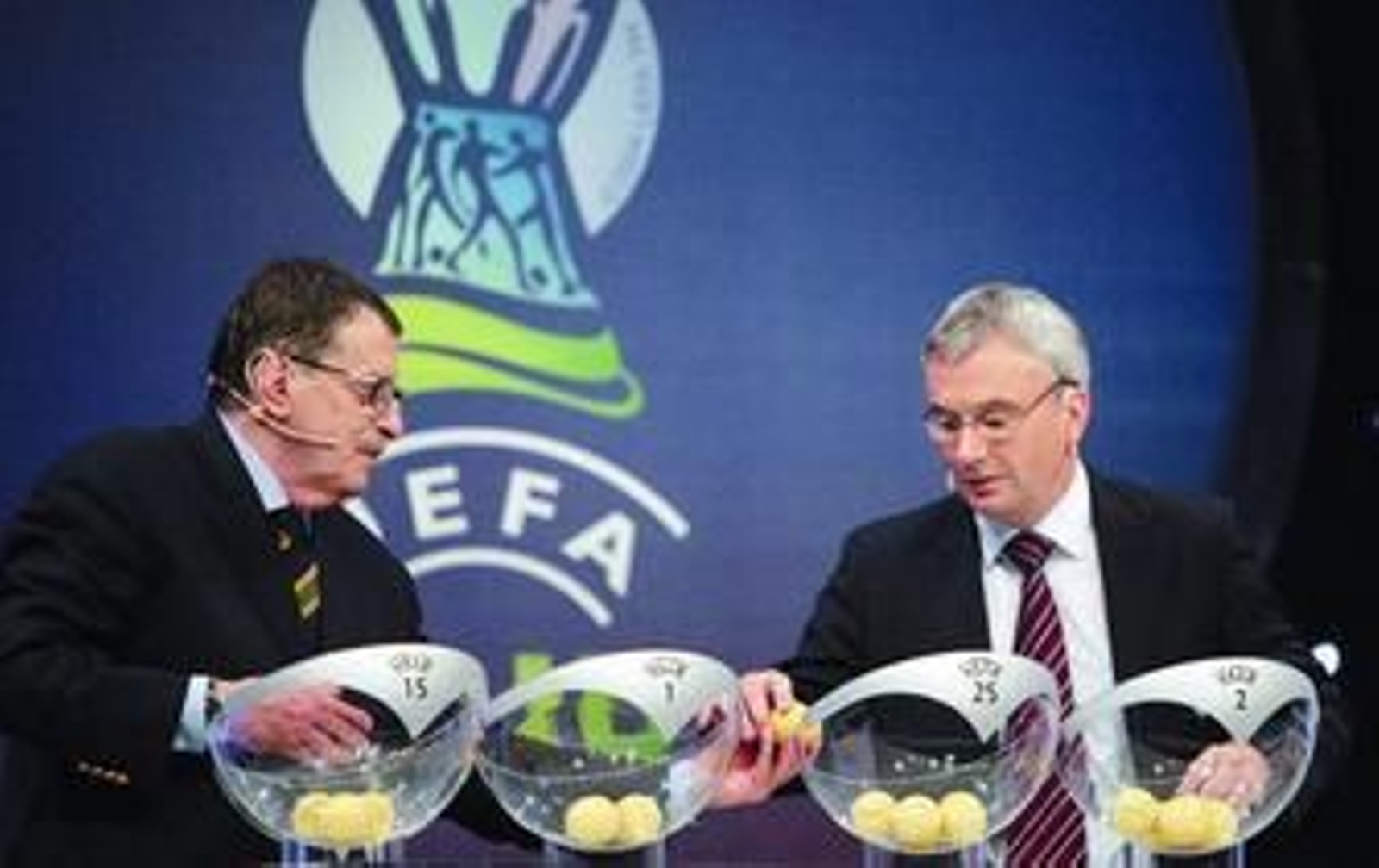 El turco Can Bartu (izquierda) y David Taylor, secretario general de la UEFA, durante el sorteo celebrado en Mónaco.