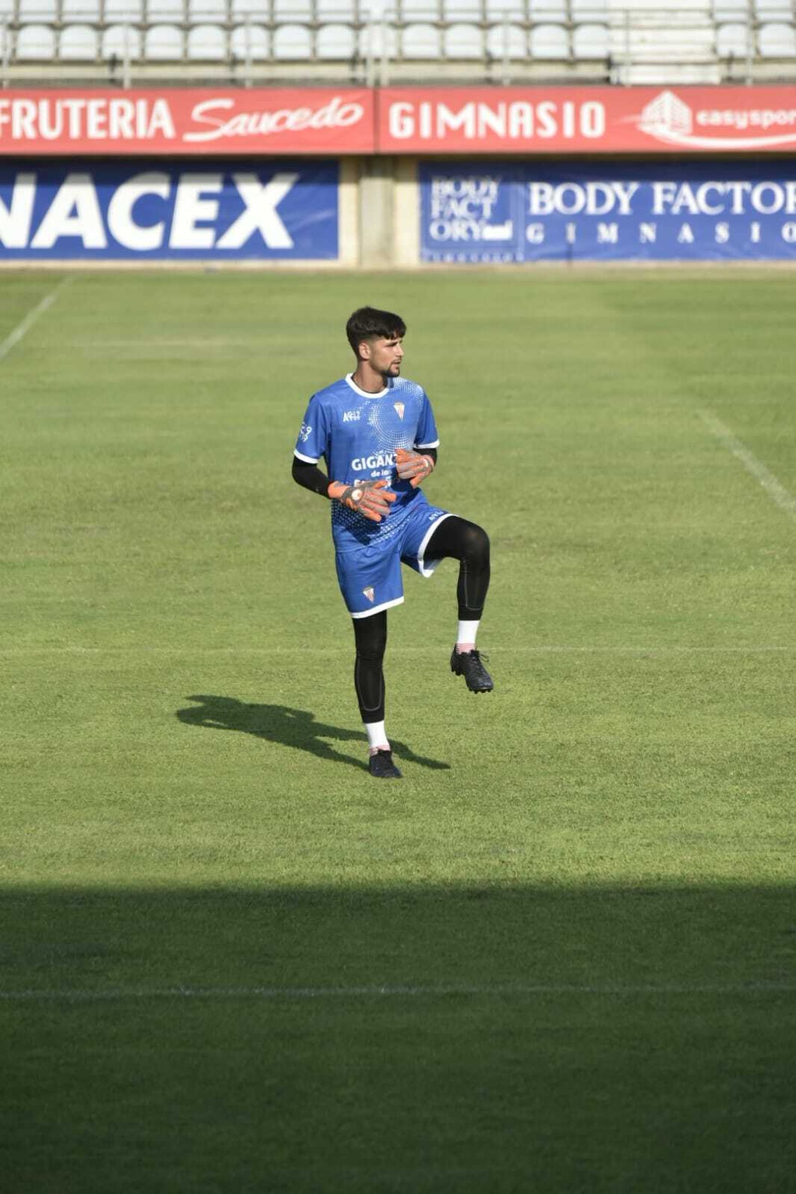 El nuevo guardameta del Algeciras, Del Valle, se ejercita en el Nuevo Mirador