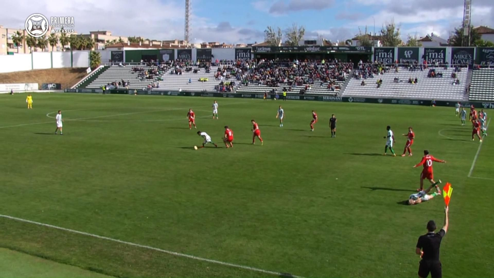 El vídeo en el que el árbitro revisa la acción de Collado antes de expulsarlo