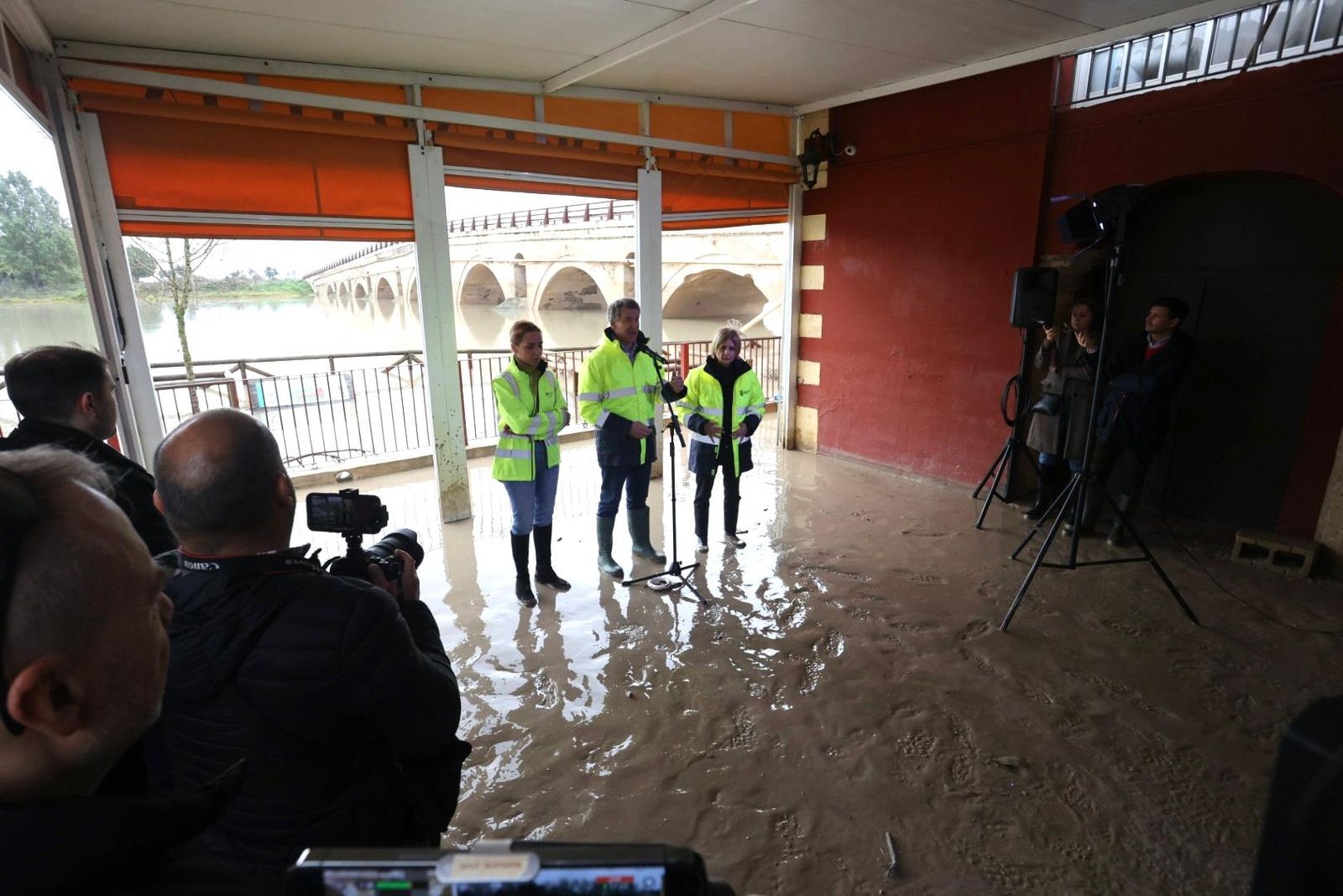Imágenes de la visita de Alberto Núñez Feijóo y Juanma Moreno a las zonas inundadas de Jerez