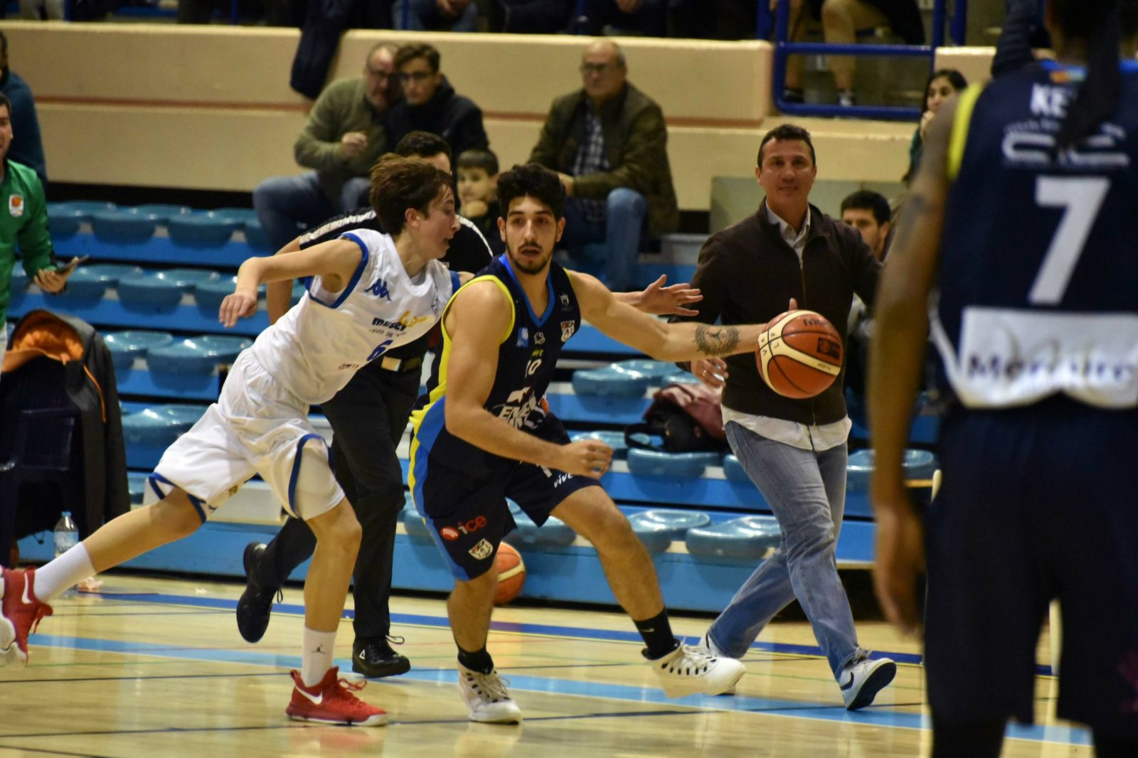 Juanmi López (c) en un encuentro con Udea la temporada pasada.