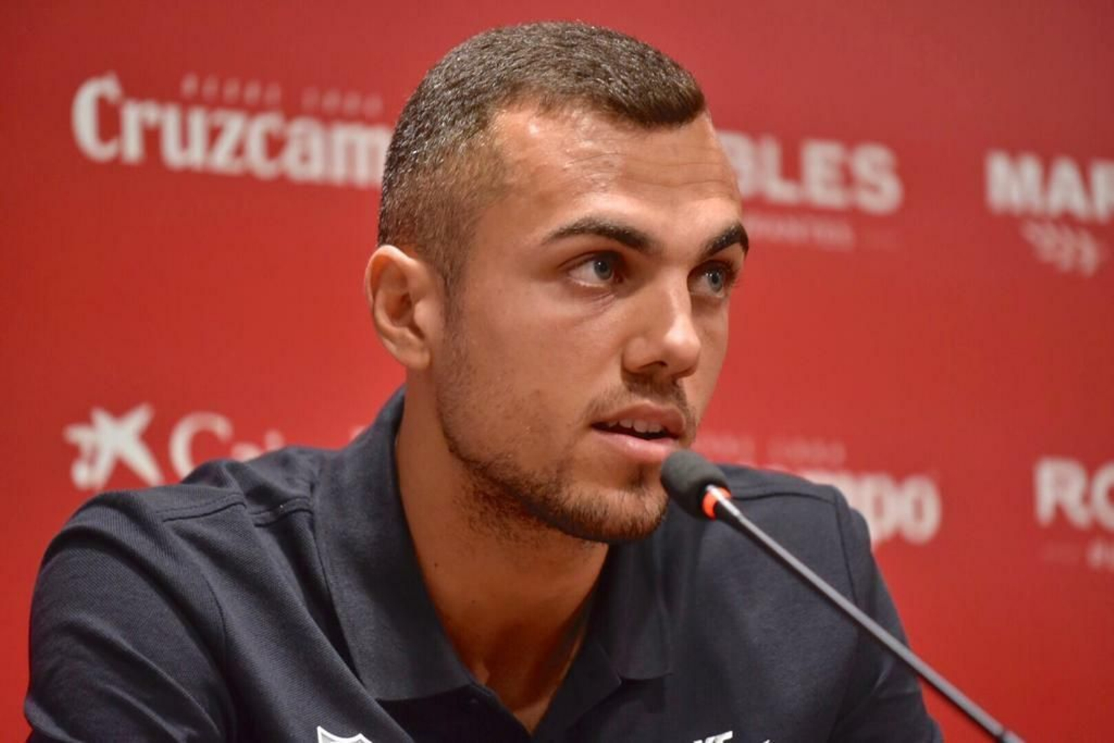 Joan Jordán atiende a la prensa en su presentación oficial.