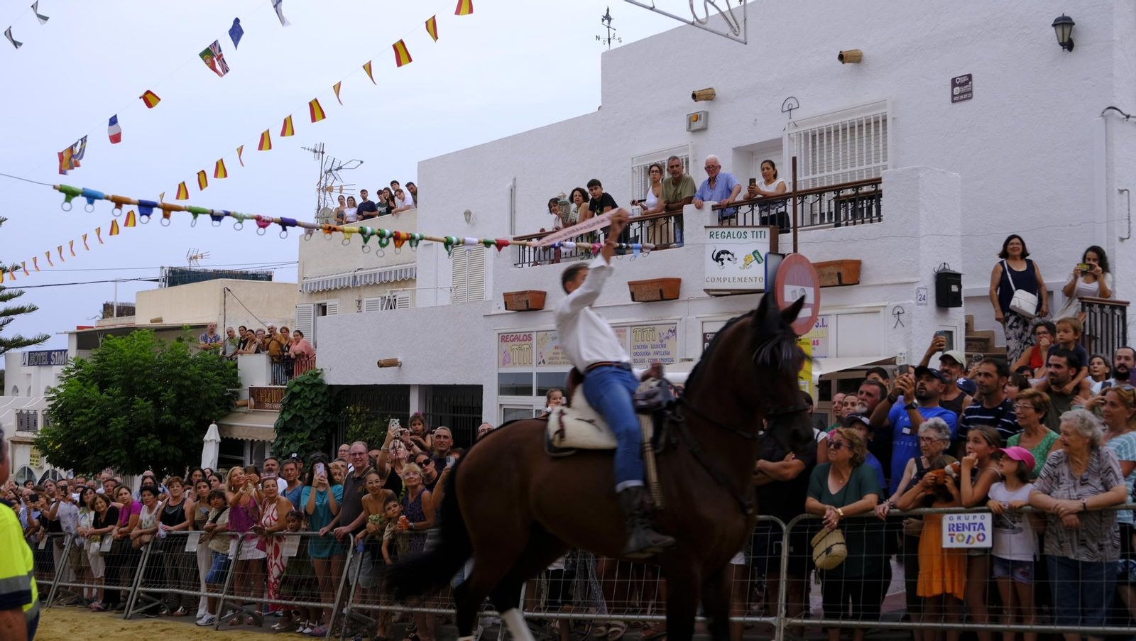 La popular carrera de cintas a caballo de las Fiestas de Mojácar, en imágenes