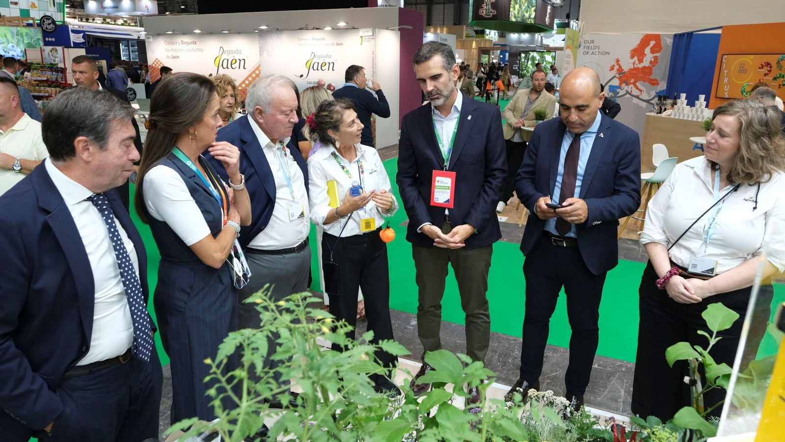 El consejero Ramón Fernández-Pacheco visita el stand de Agrobío en la mañana de ayer.
