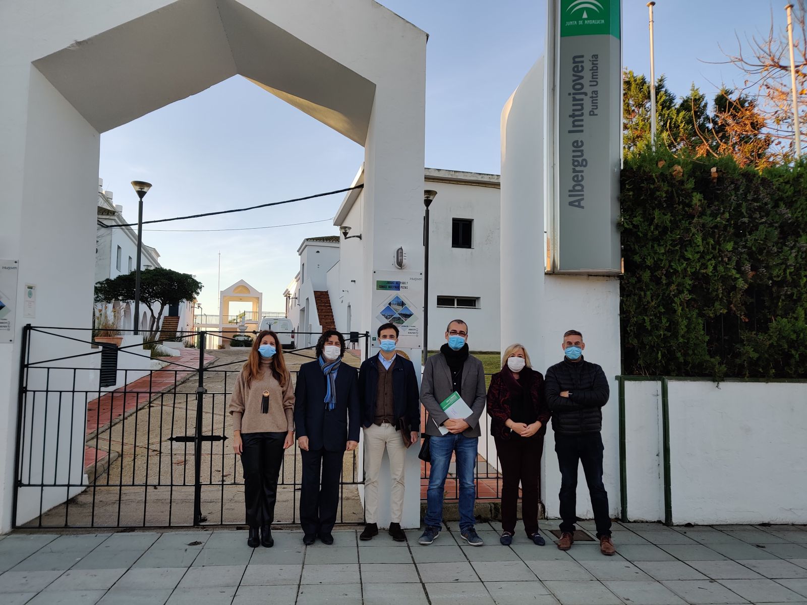 Representantes de la Delegación de Salud en Huelva ante el albergue juvenil de Punta Umbría.
