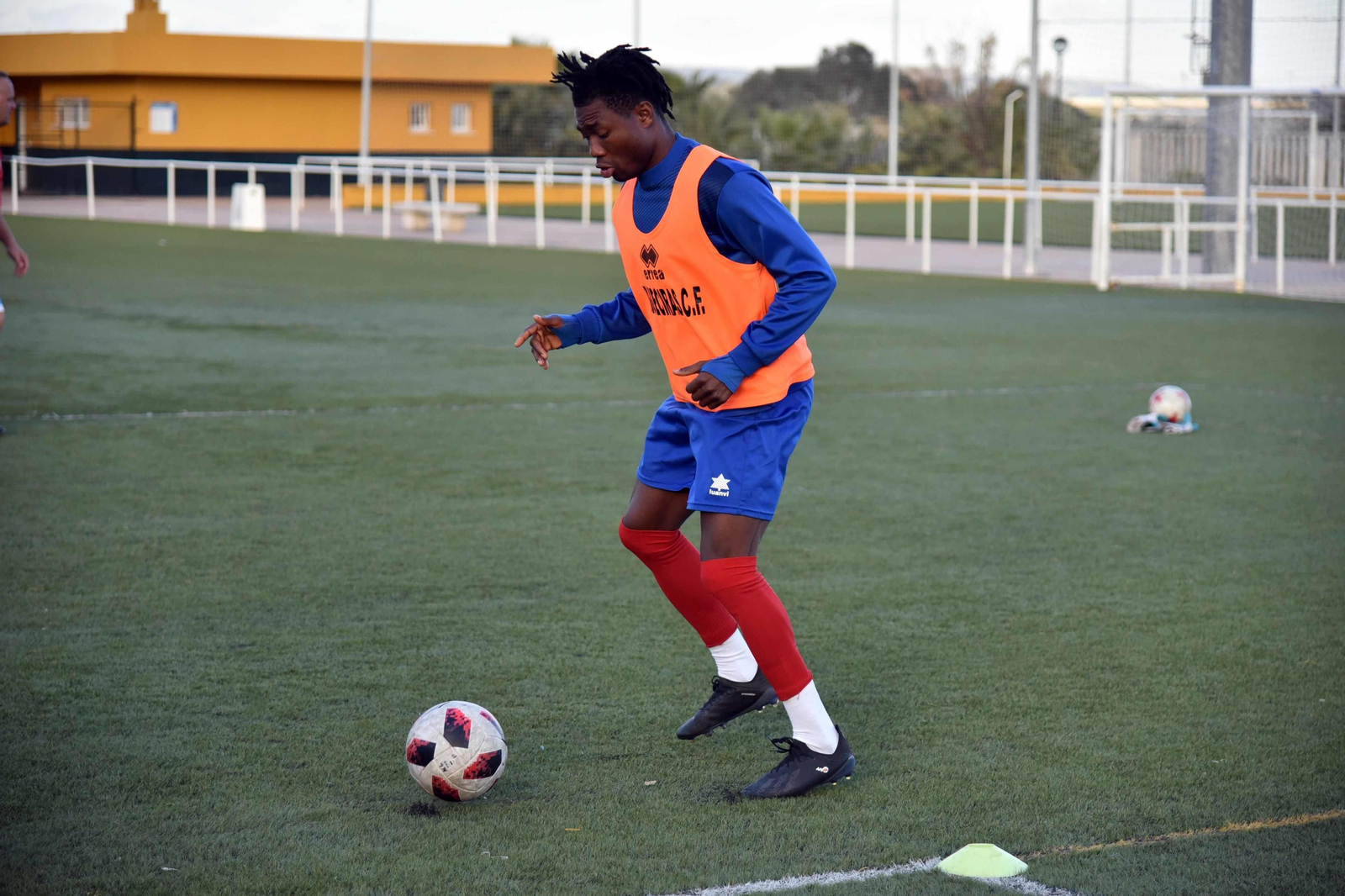 Karim Aboubakar maneja la pelota en su primer entrenamiento como albirrojo.