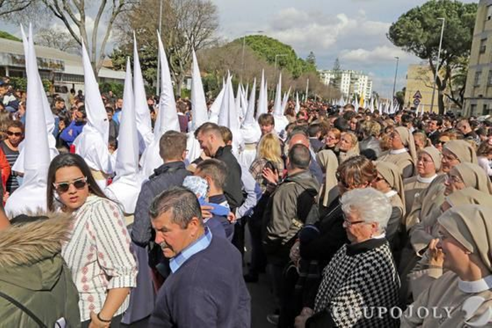 El cortejo de la Hermandad de la Clemencia se abre paso por el corazón del barrio de San Benito mientras busca la Carrera Oficial.

Foto: Manuel Aranda