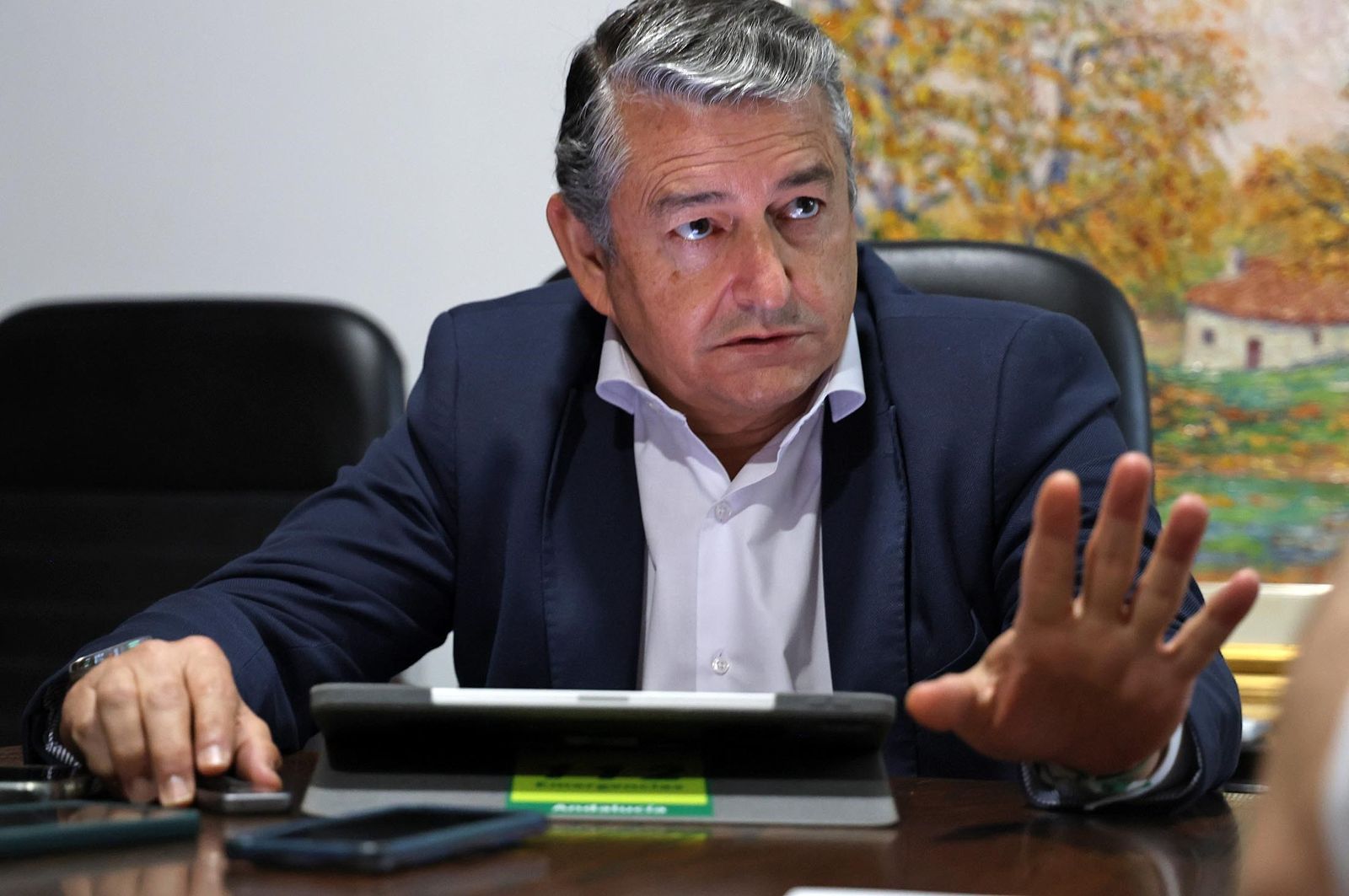 El consejero de la Presidencia de la Junta de Andalucía, Antonio Sanz, durante la entrevista concedida a Huelva Información.