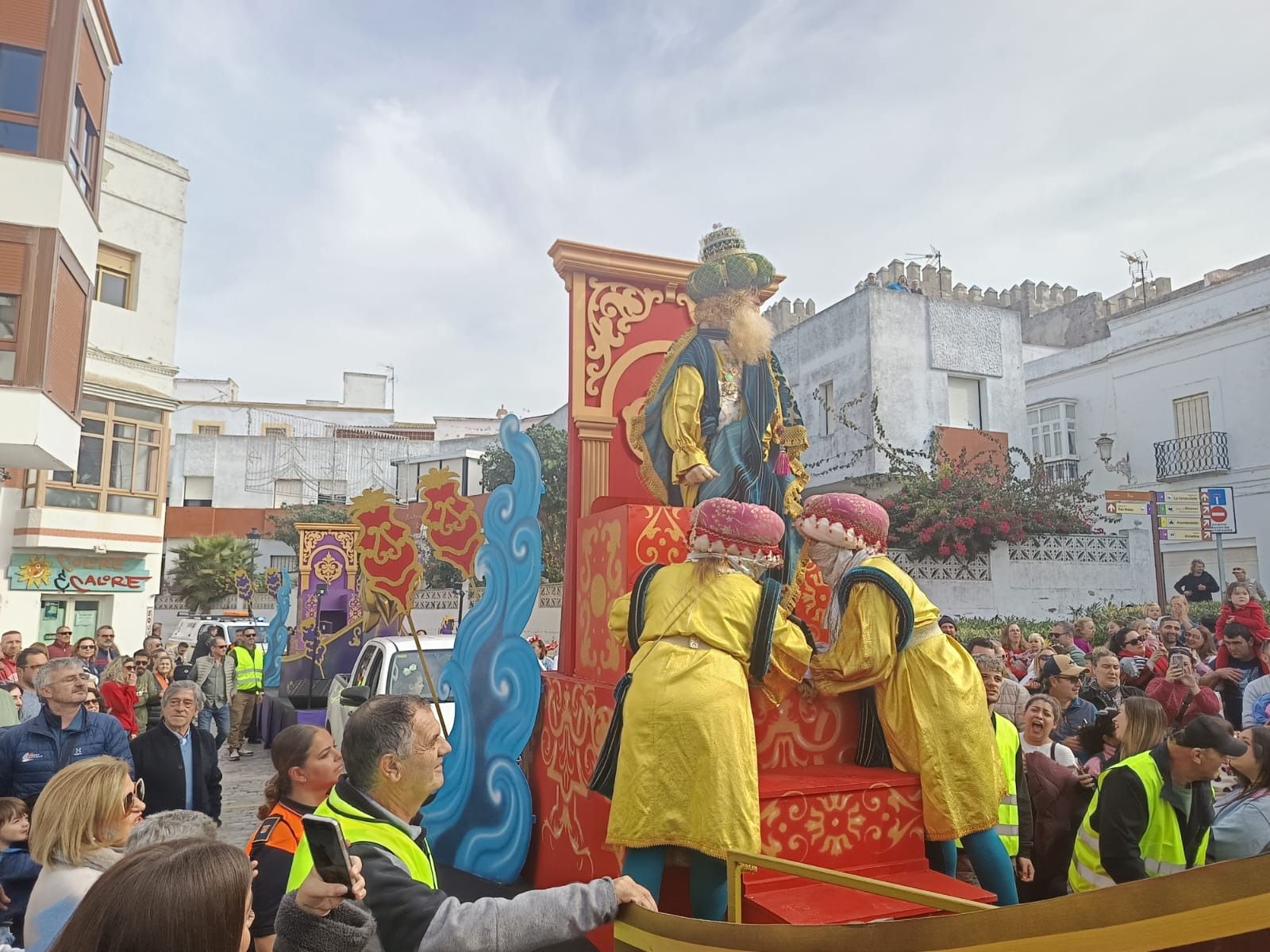 La ilusión de la cabalgata de los Reyes Magos recorre Tarifa en una mañana sin lluvia, en imágenes